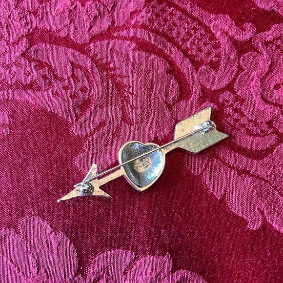 Nolan Miller designer silver-tone crystal heart arrow brooch/pin. Sweet!❣️ - Picture 3 of 4